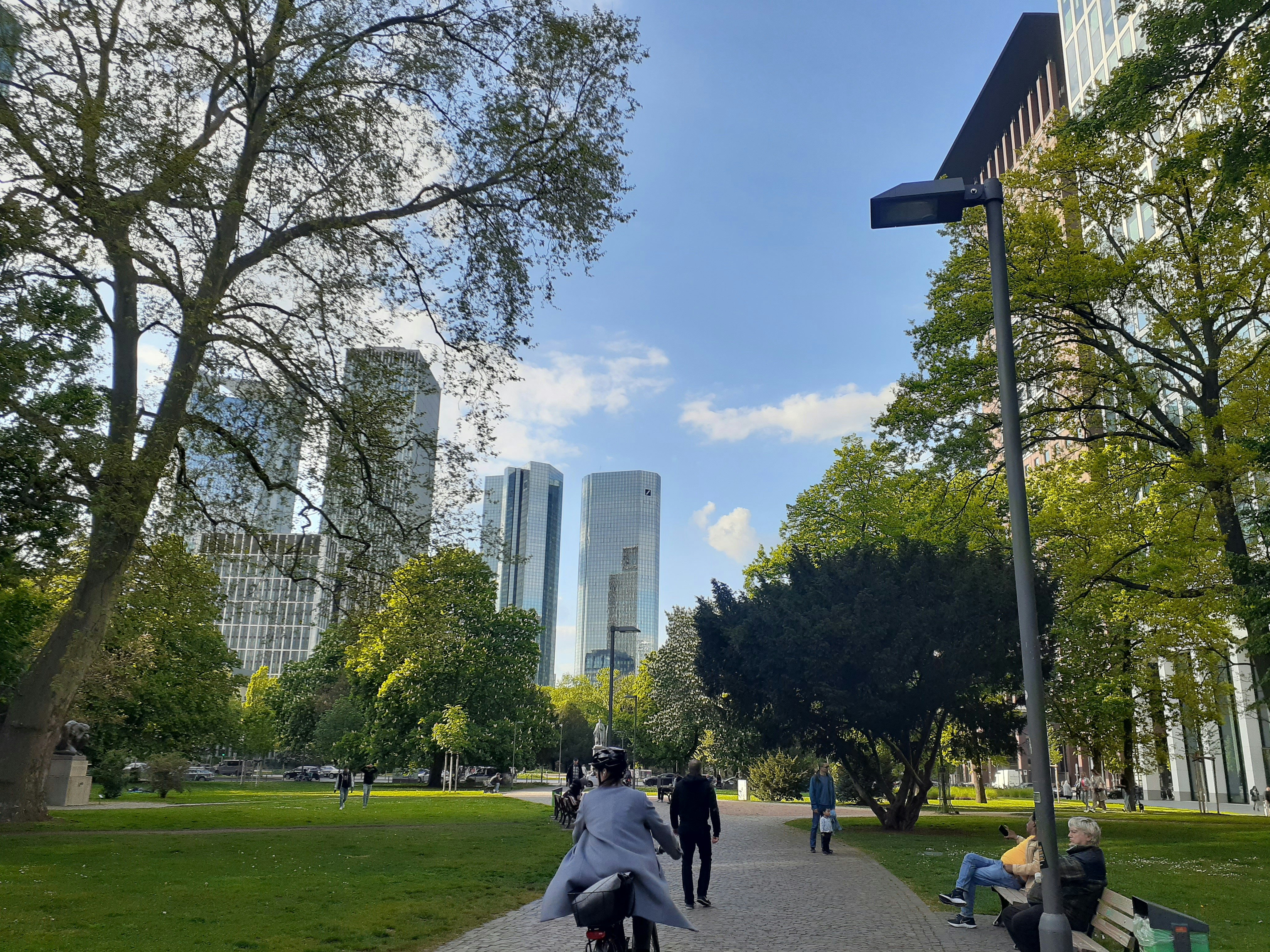 Bolzplatz und Tischtennisplatte