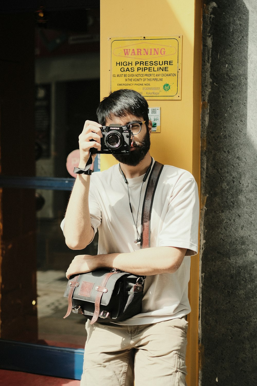 Un uomo che tiene una macchina fotografica