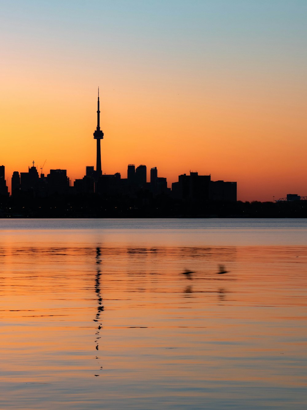 Eine Skyline der Stadt bei Sonnenuntergang