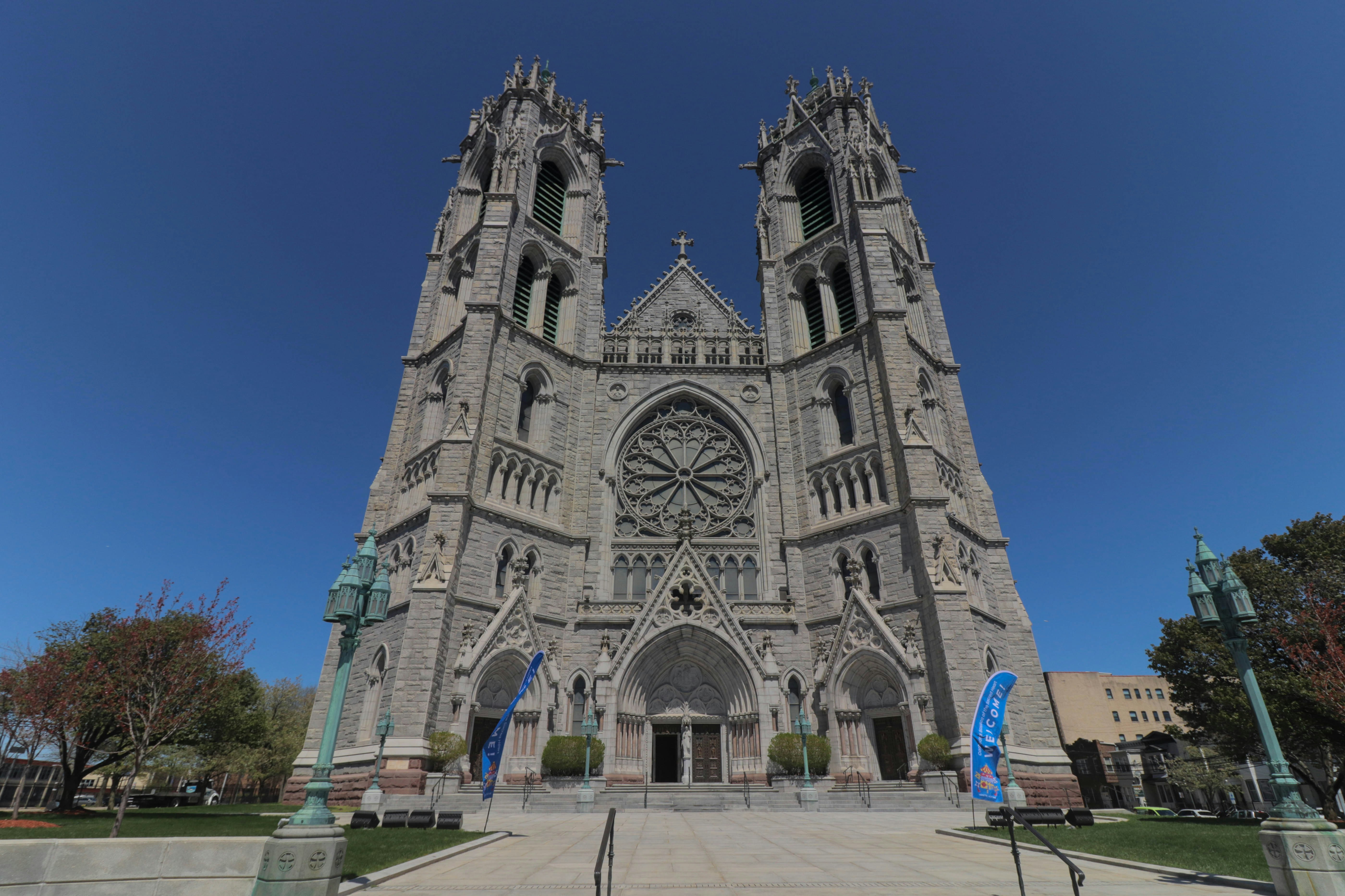 um grande edifício de pedra