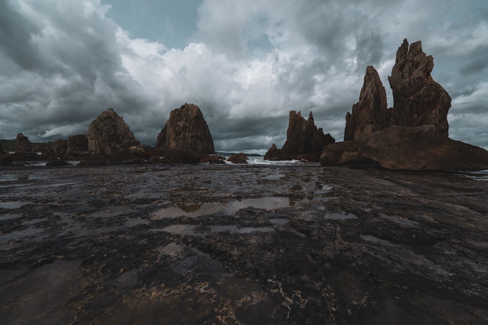 Una spiaggia rocciosa con alcune grandi rocce in lontananza