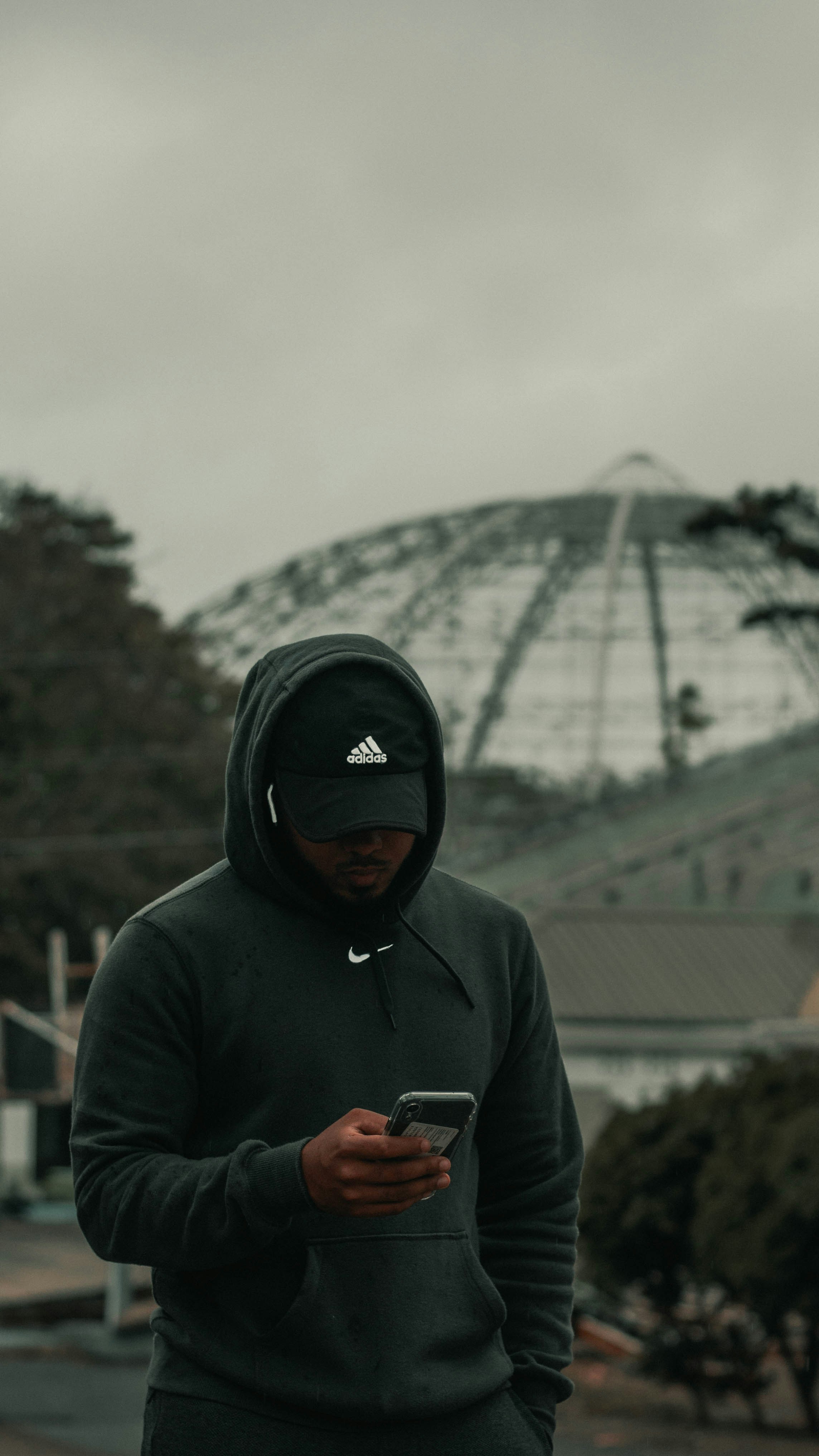 minimalist hoodie wallpaper, wallpaper, Oversized Hoodie Outfits: Style Guide 4