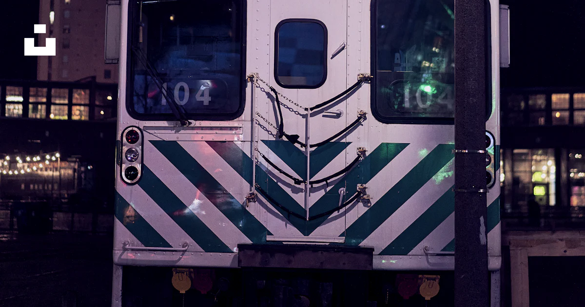 Un train sur les rails photo – Photo Former Gratuite sur Unsplash