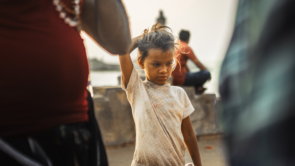 un niño caminando con una persona