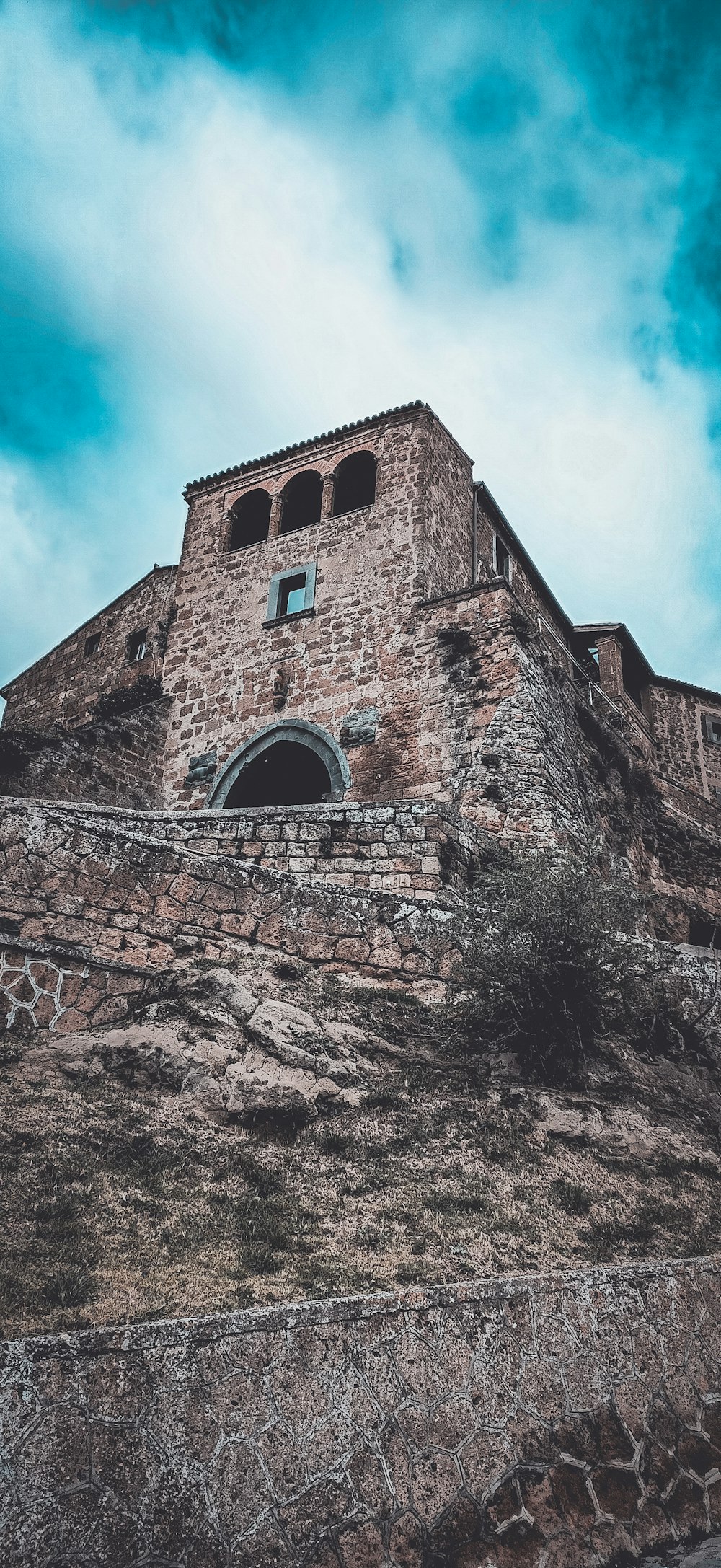 un edificio in mattoni con finestre