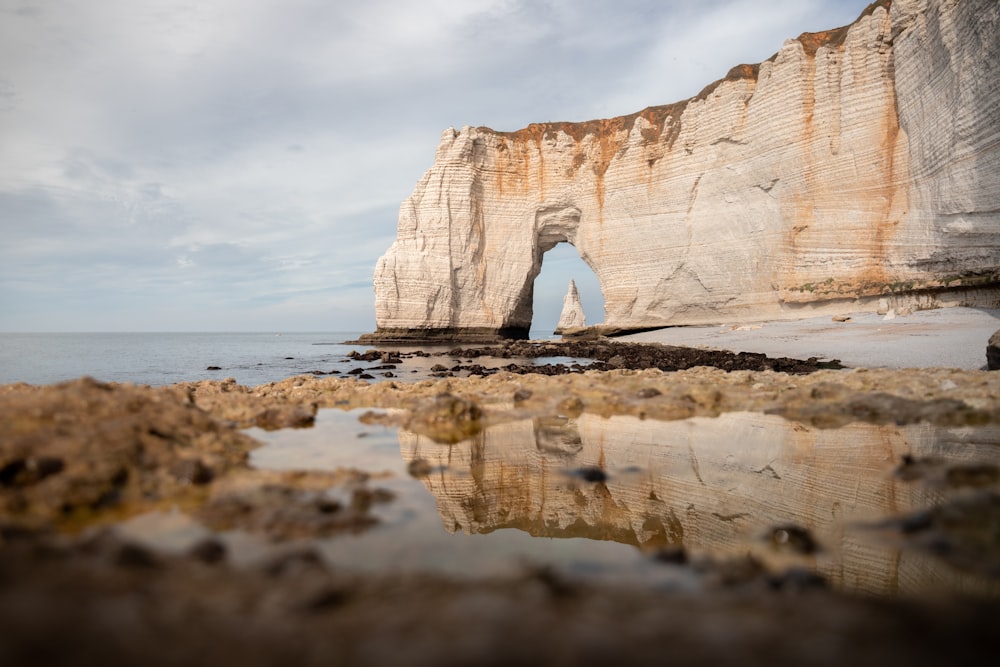 une grande formation rocheuse sur une plage