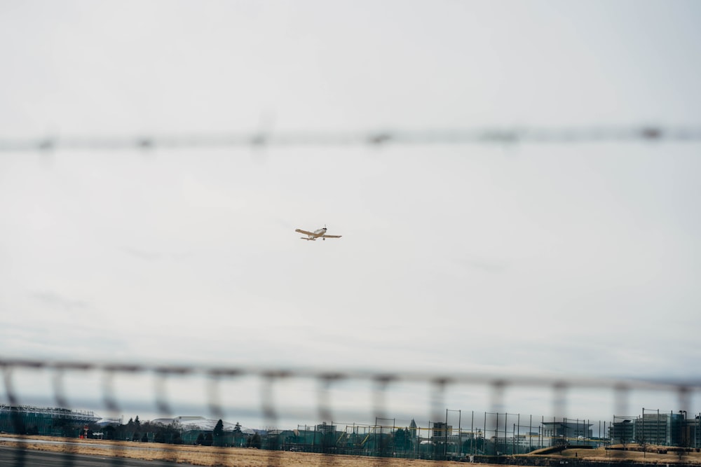 Un avión sobrevolando un puente