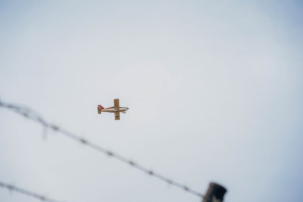 Un avión volando en el cielo