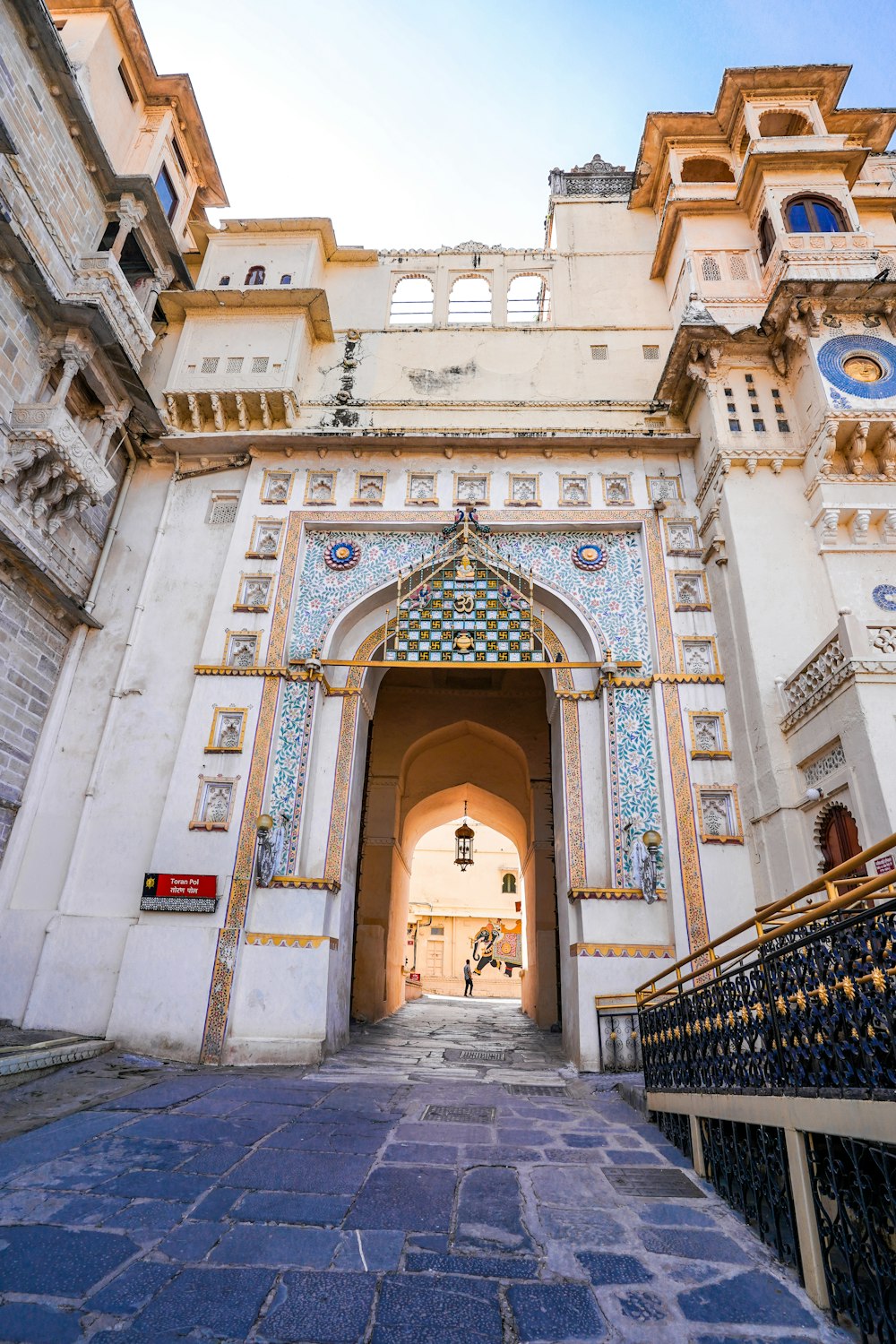 um edifício com uma grande porta arqueada