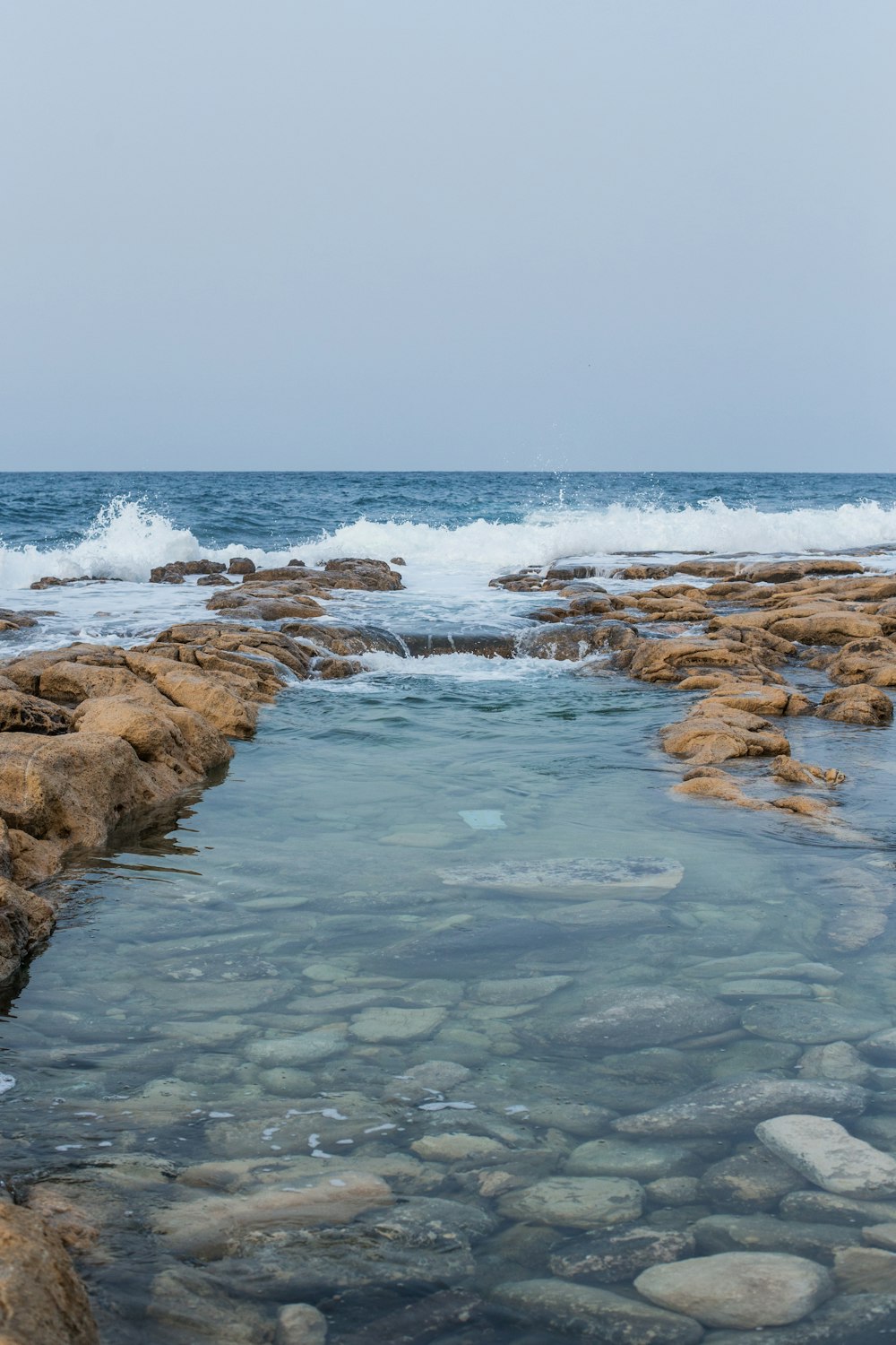 Une plage rocheuse avec des vagues qui s’écrasent