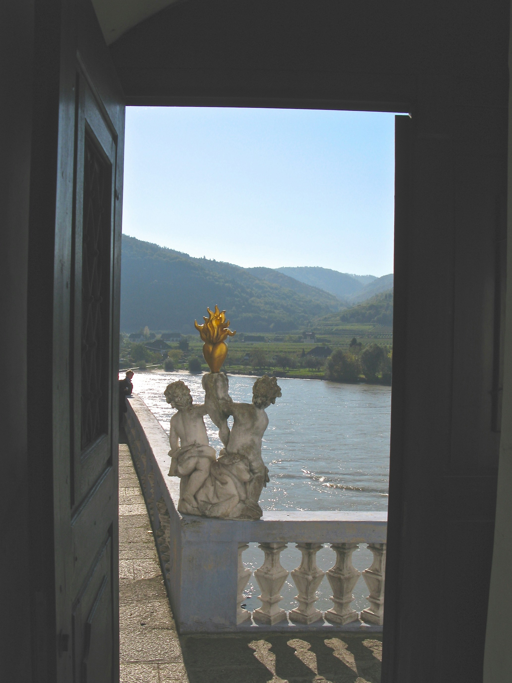 um grupo de estátuas por um corpo de água