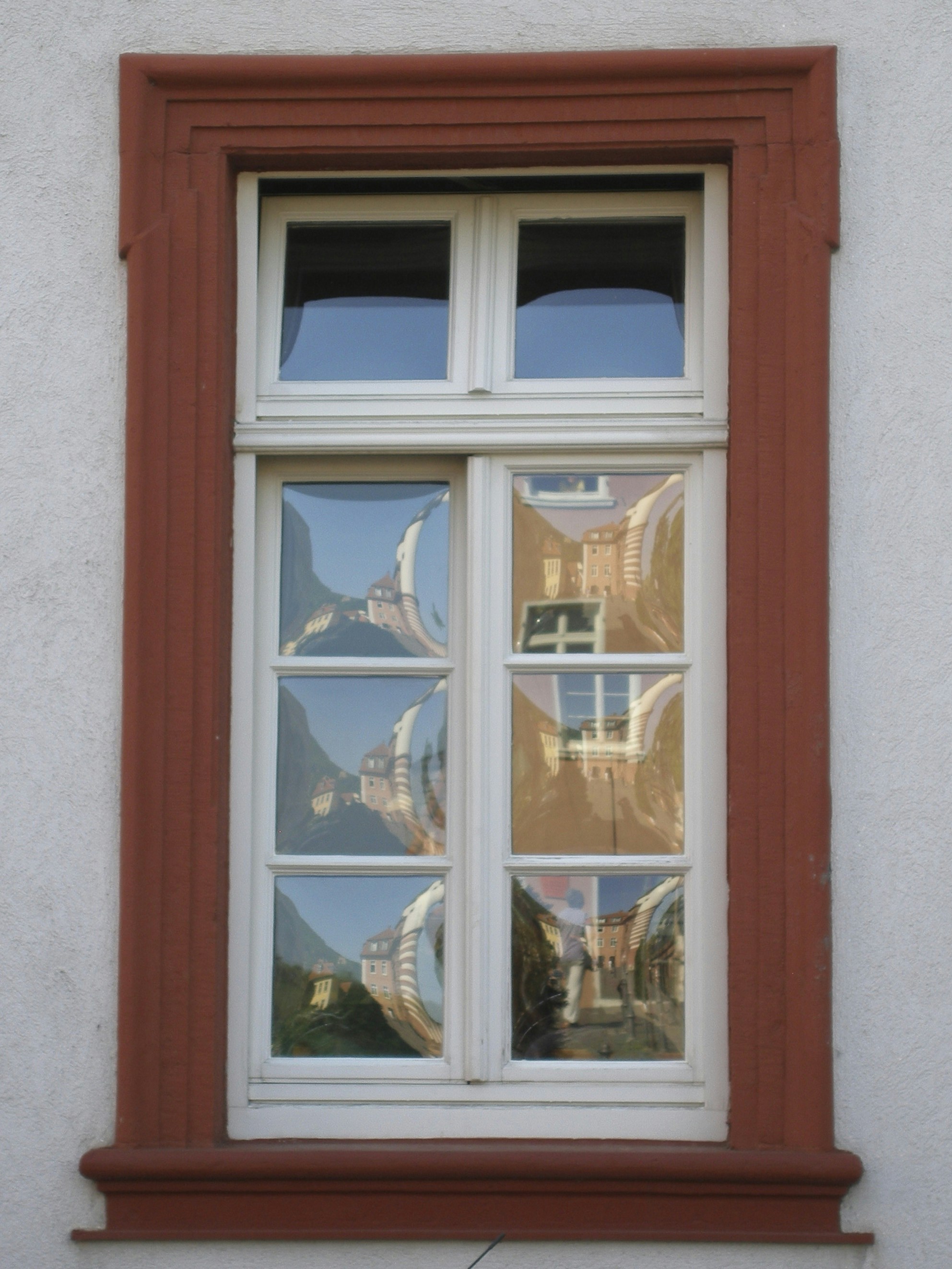 uma janela com uma pintura sobre ela