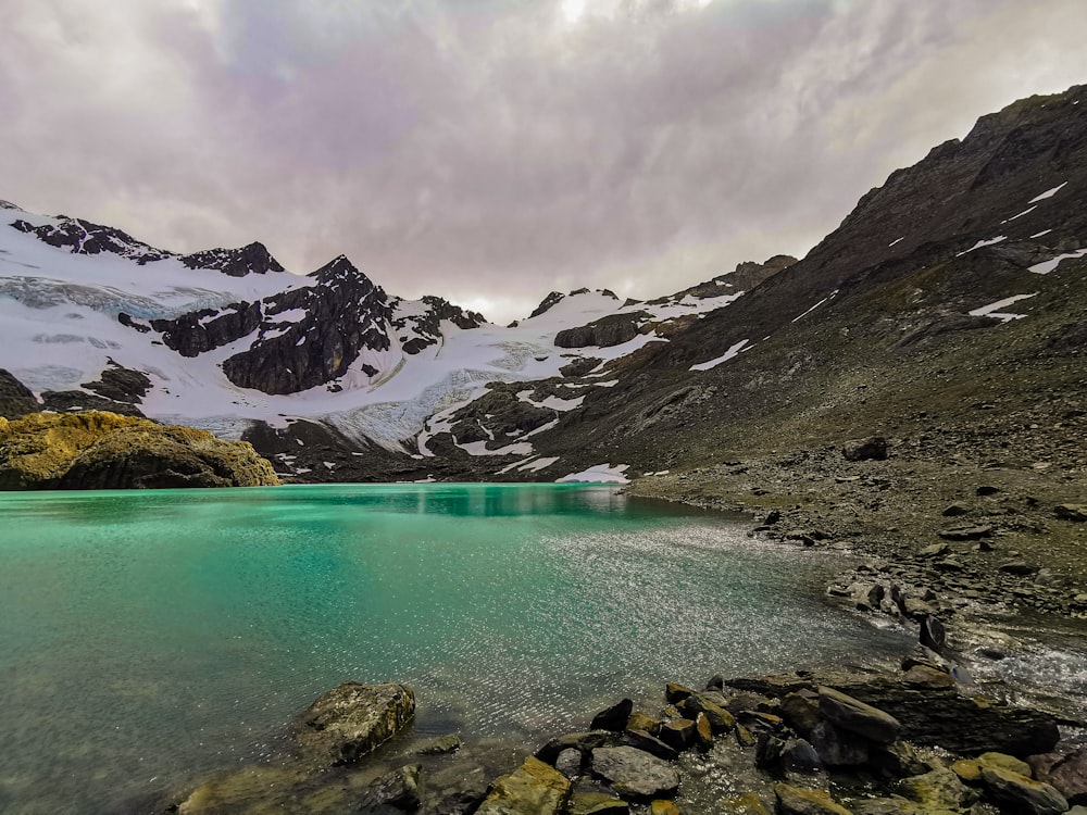 Un lago circondato da montagne