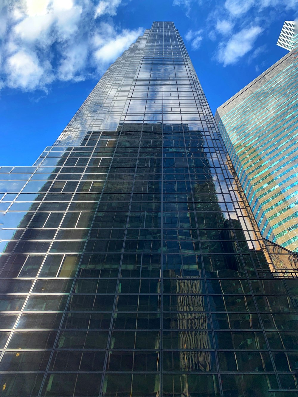 una vista ad angolo basso di un edificio