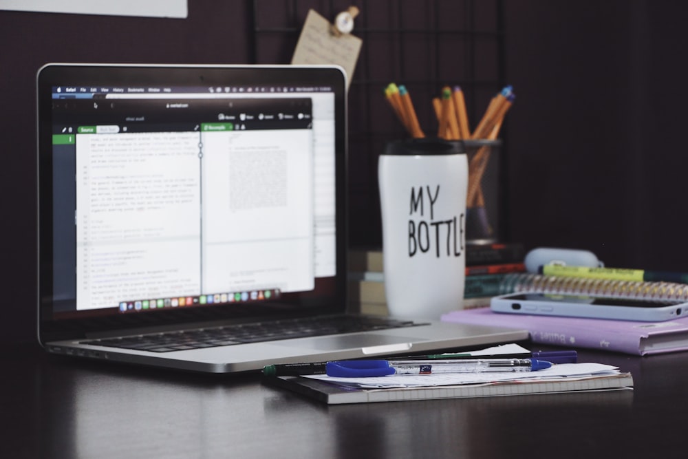 un computer portatile con una tazza di caffè