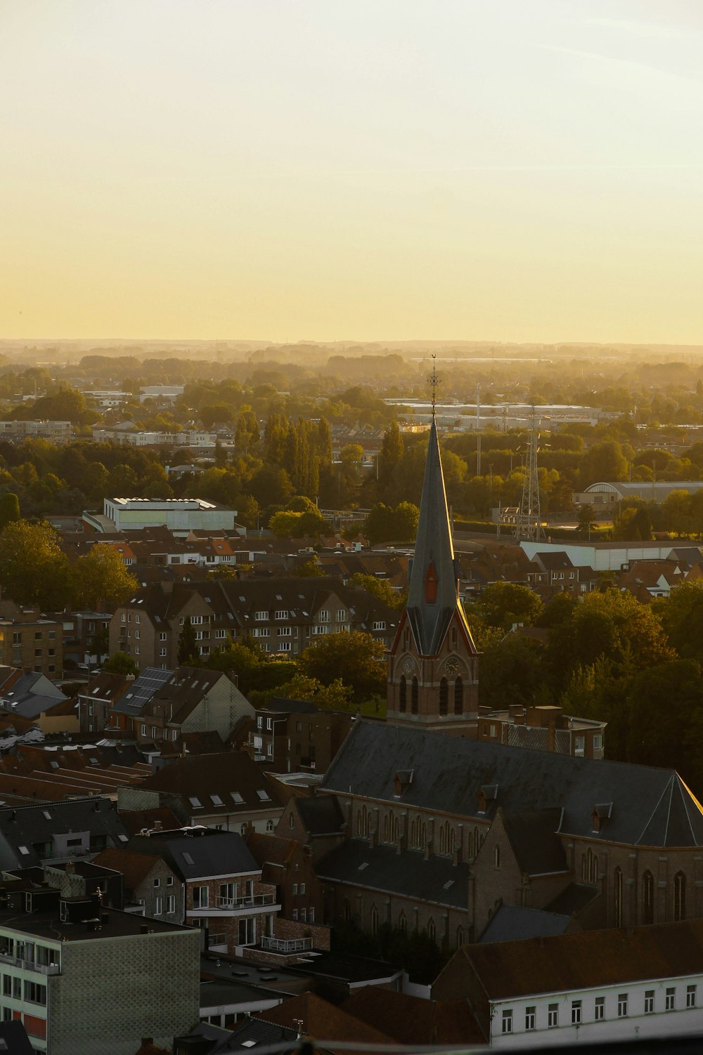 Eine Stadt mit einer Kirche in der Mitte