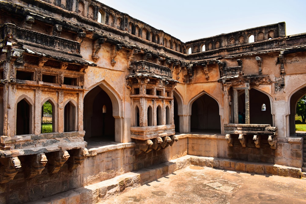 a building with many arches