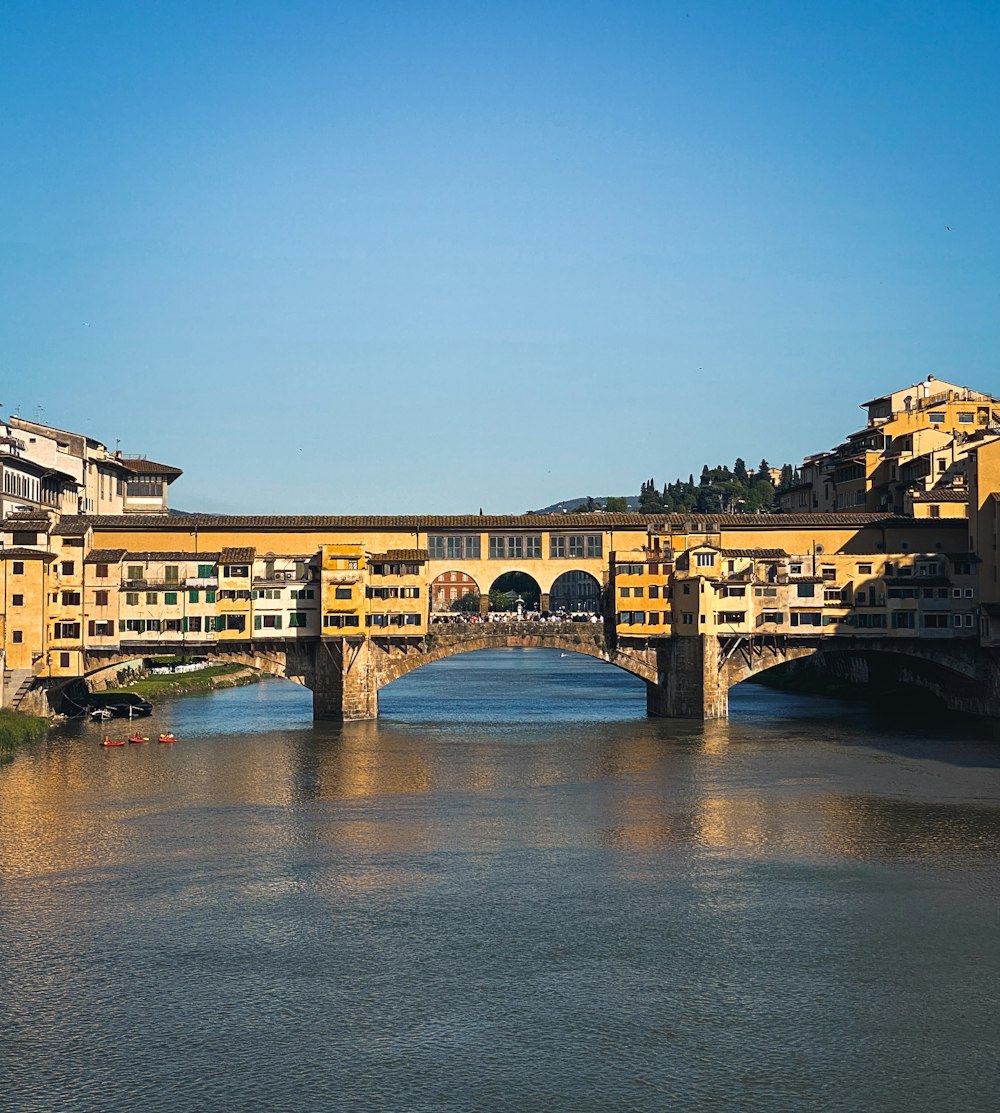 Ponte Vecchio au-dessus d’une rivière