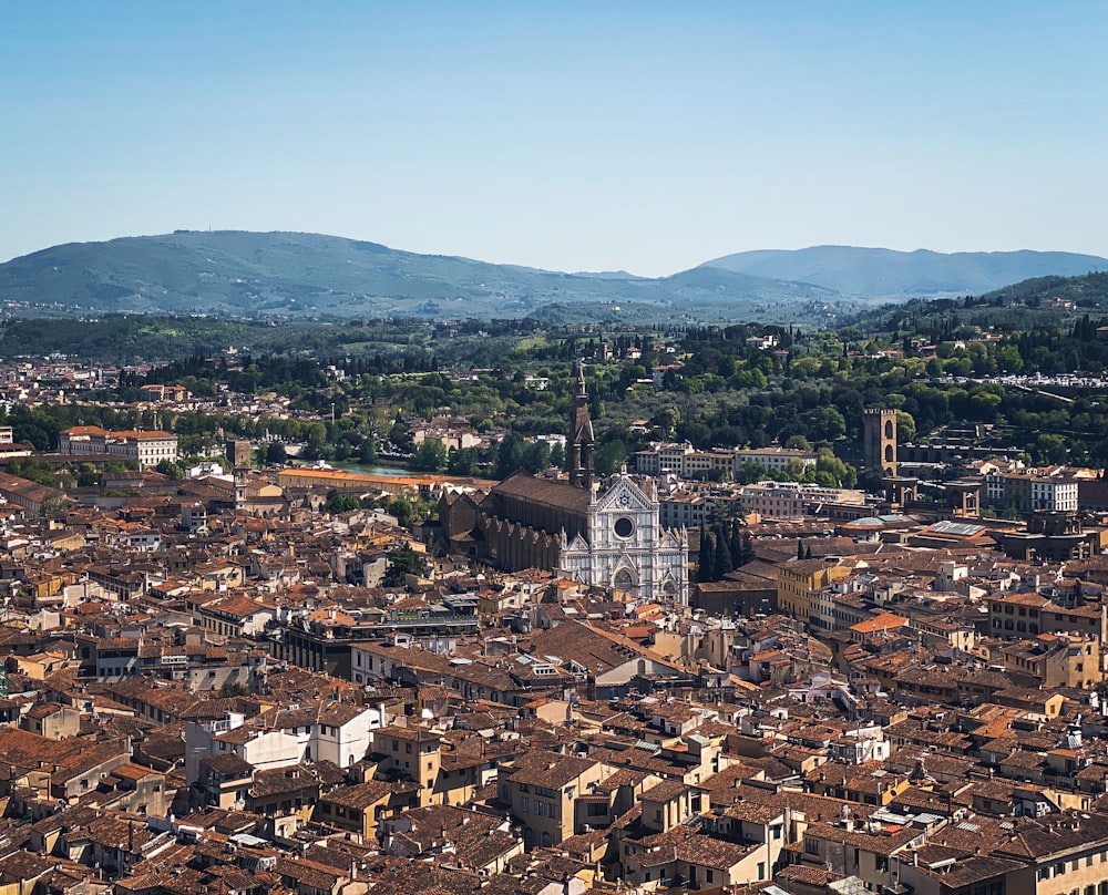 Une ville avec de nombreux bâtiments