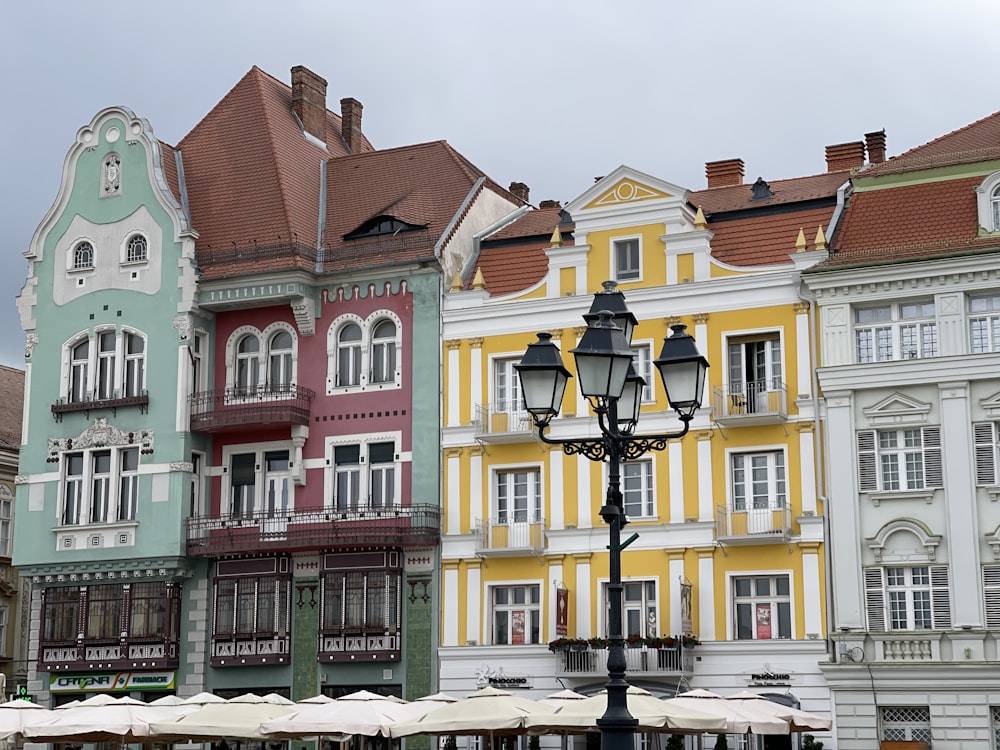 uma fileira de edifícios coloridos