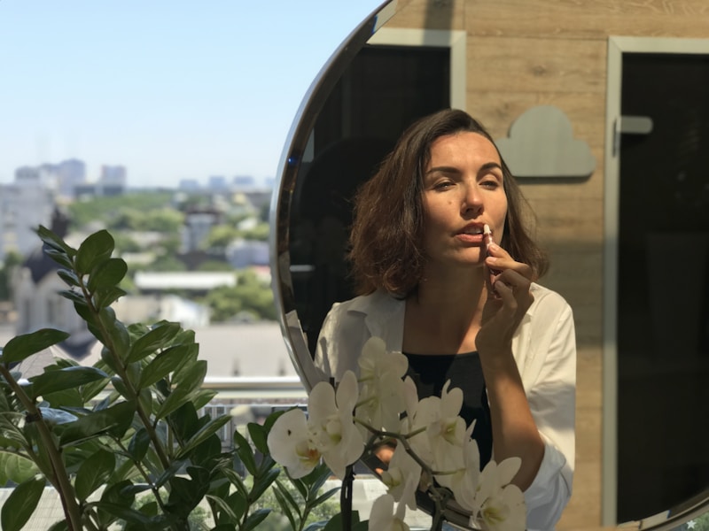 Femme tenant une fleur lors d’un rendez-vous