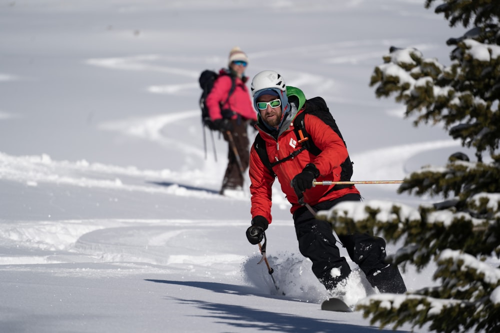 um grupo de esquiadores descendo uma encosta