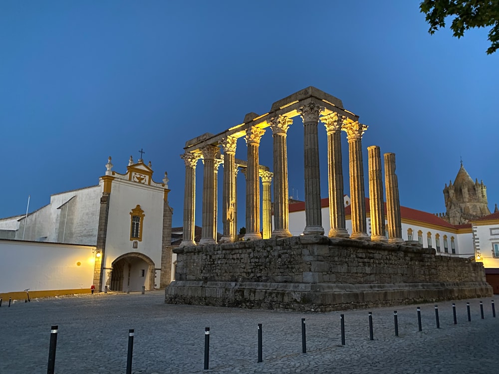 un bâtiment avec des colonnes et une clôture