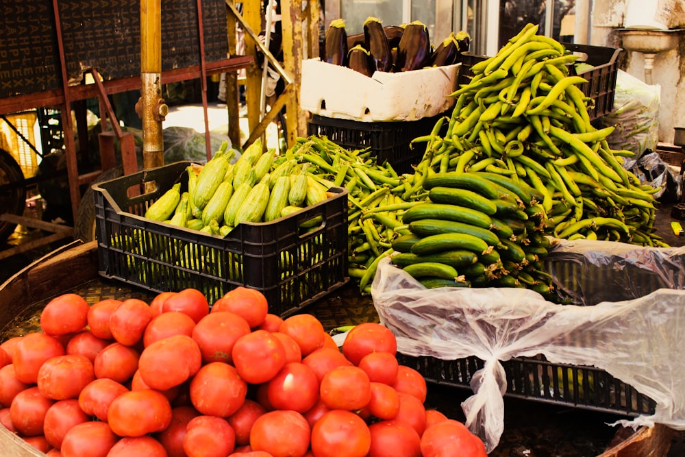 Un mazzo di frutta e verdura in un mercato