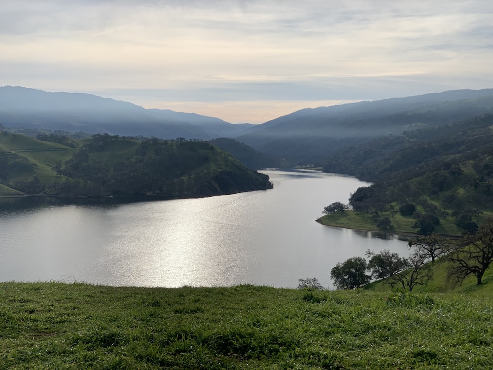 um lago cercado por colinas