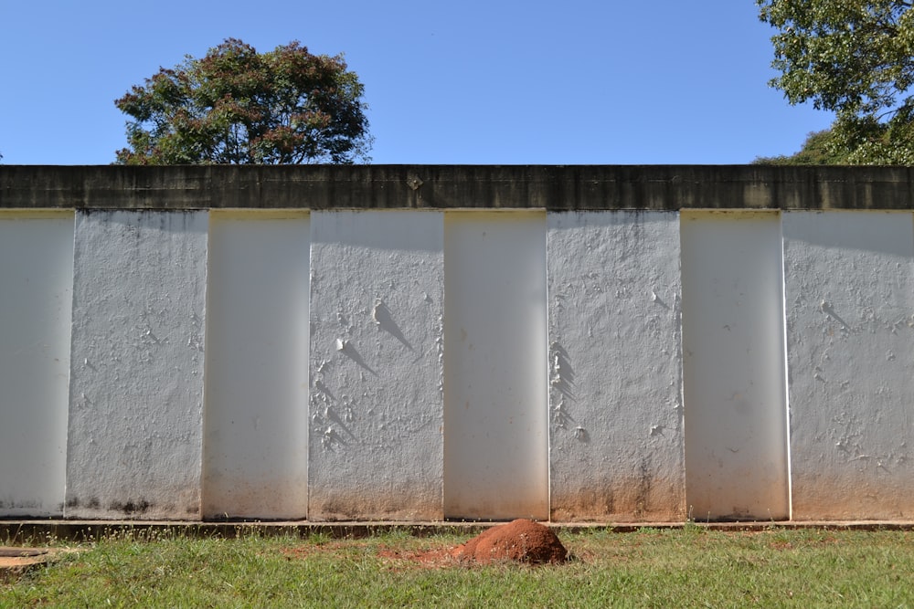 uma parede de concreto com um buraco nela