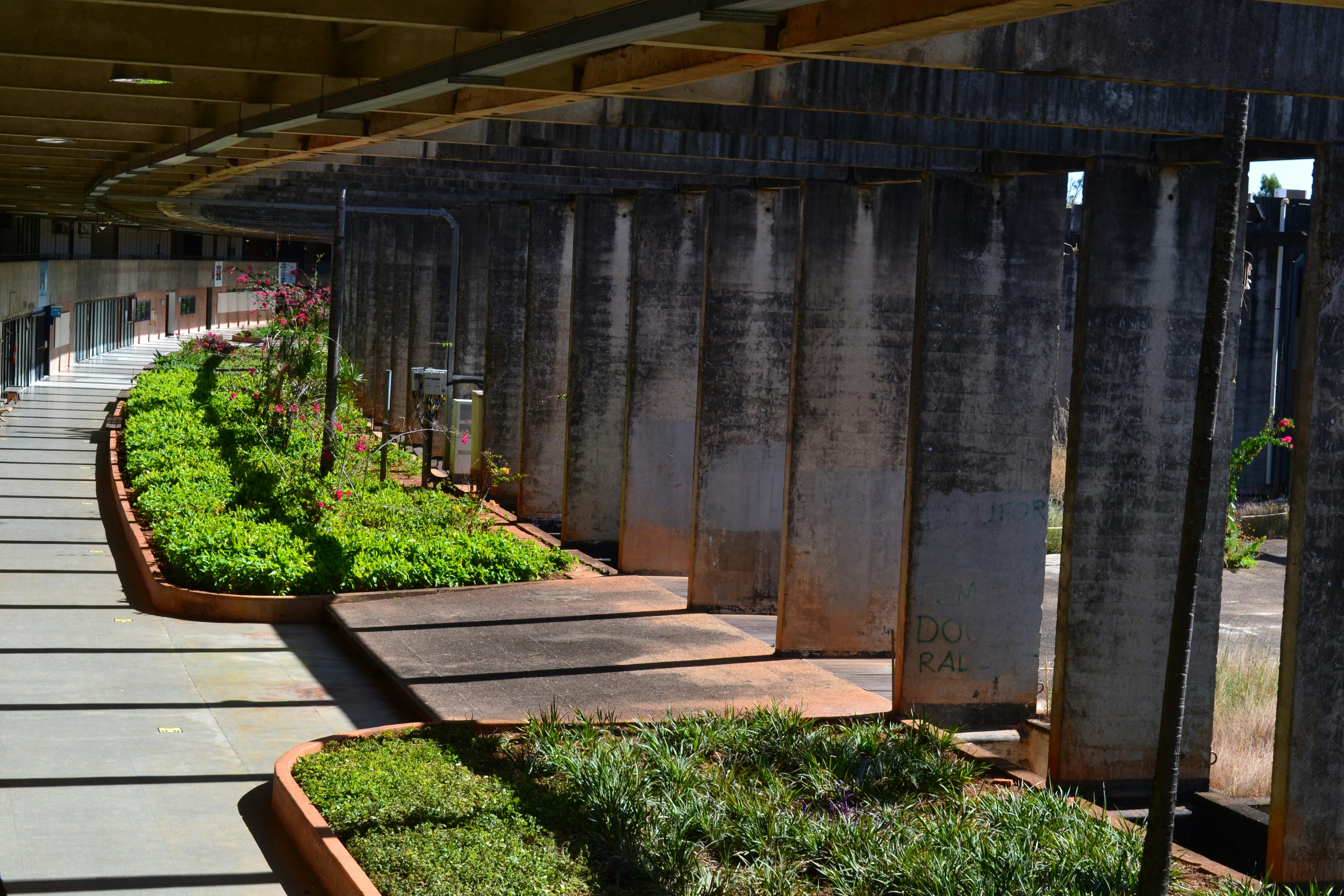 a large concrete structure with plants and a walkway, ICC, UnB, 2022.