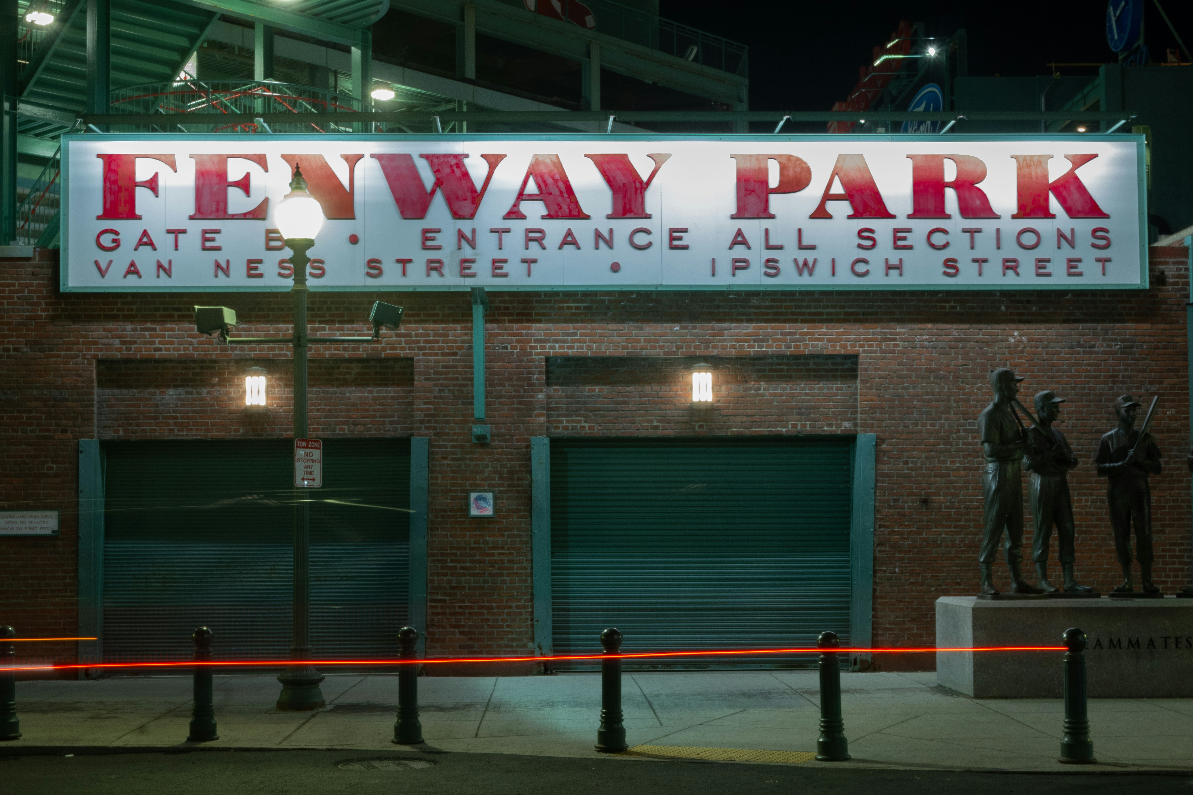 Eine Gruppe von Menschen, die vor einem Gebäude mit einem Schild stehen