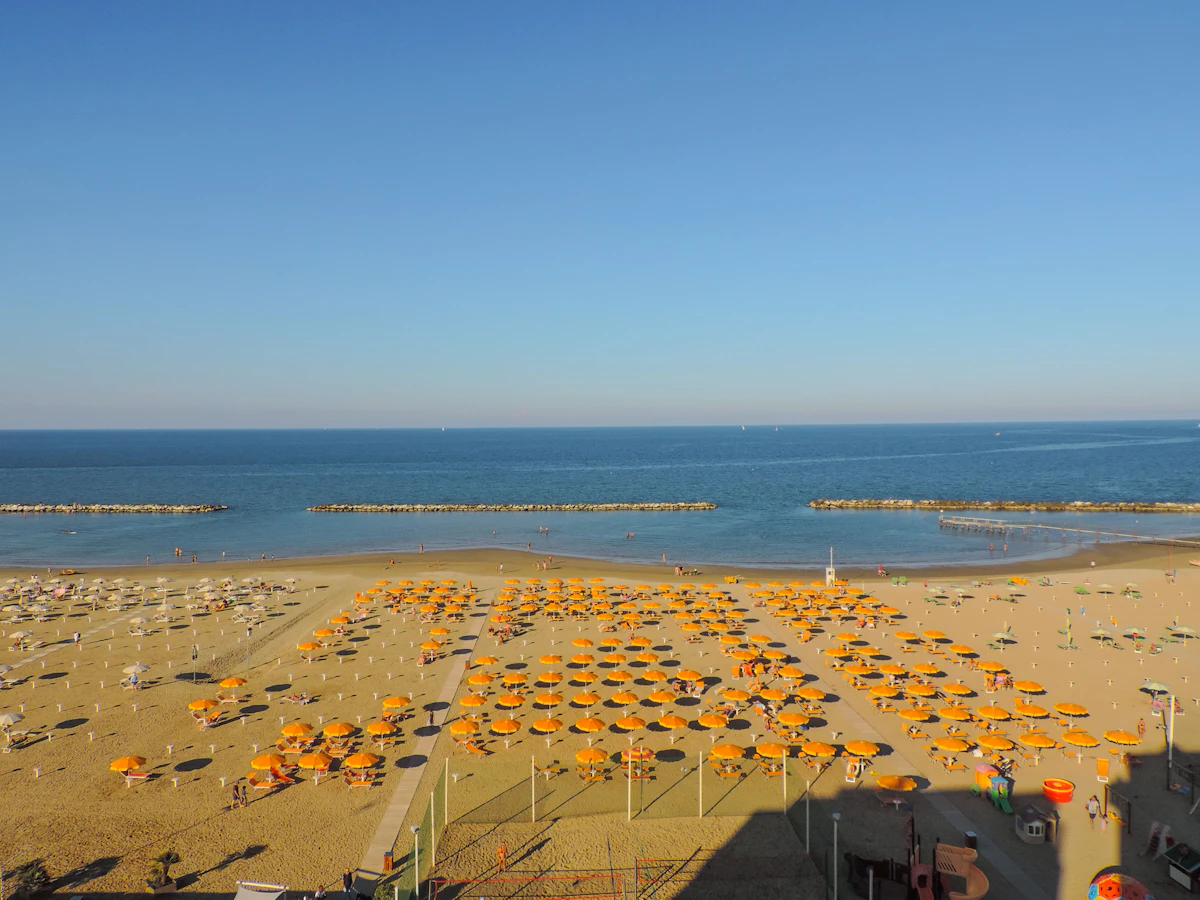 La spiaggia di Rimini con gli ombrelloni