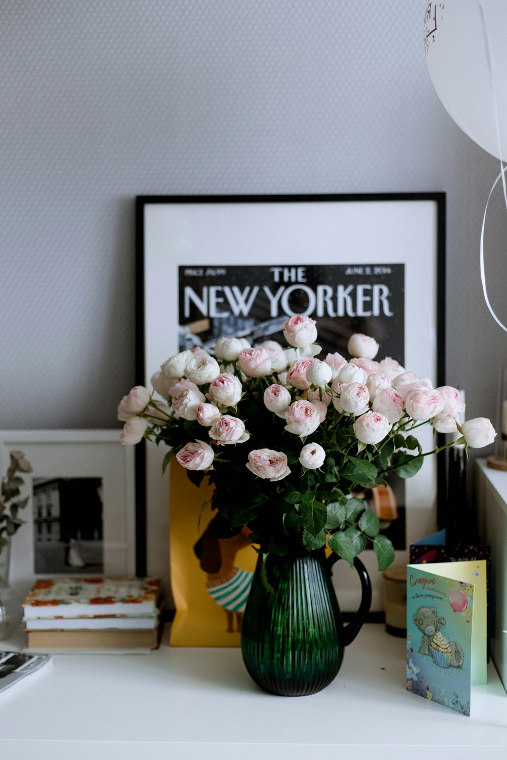 um vaso de flores em uma mesa