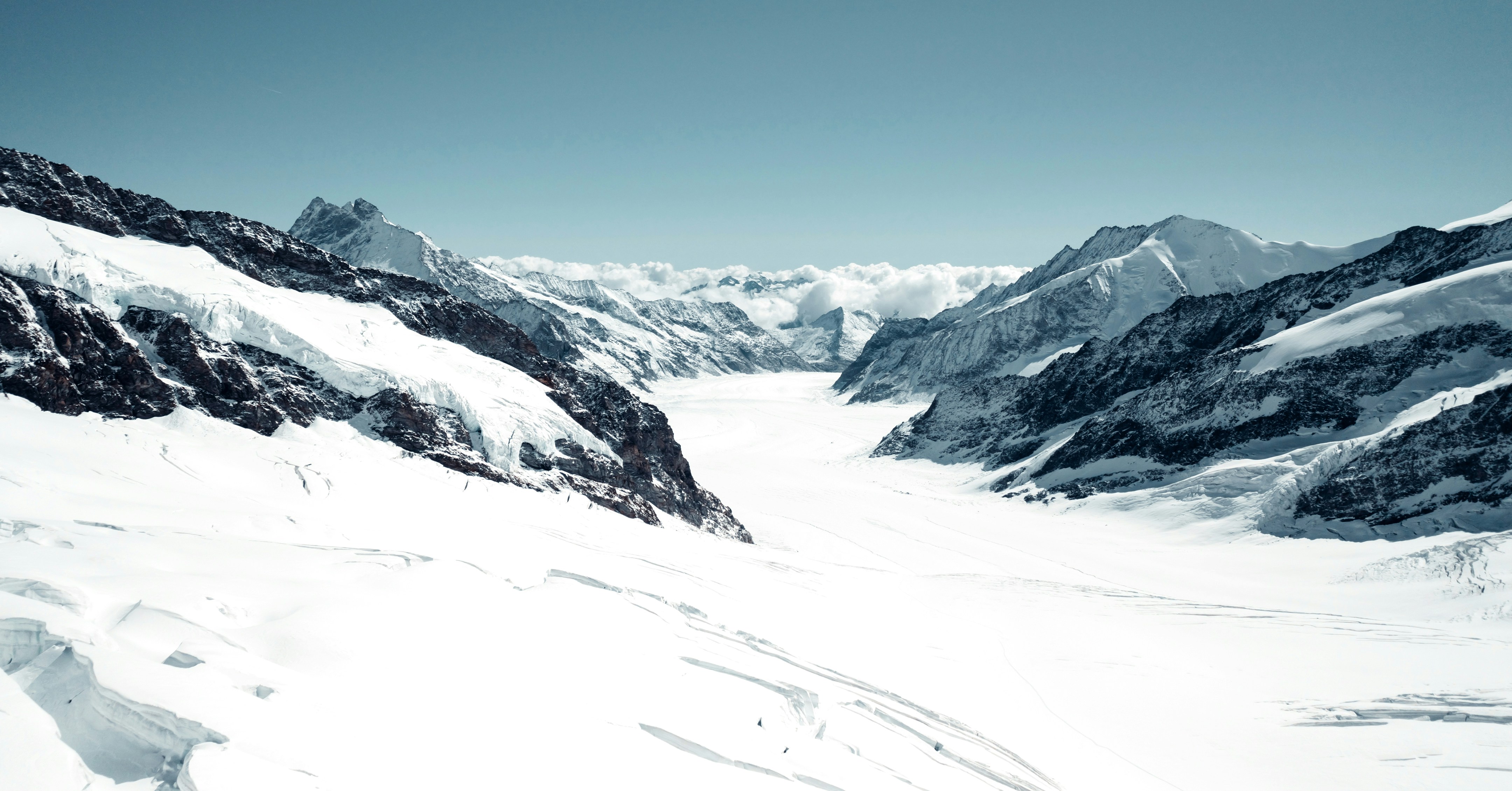 a snowy mountain range