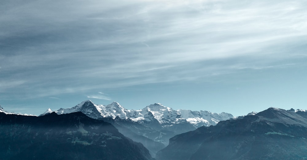 a snowy mountain range