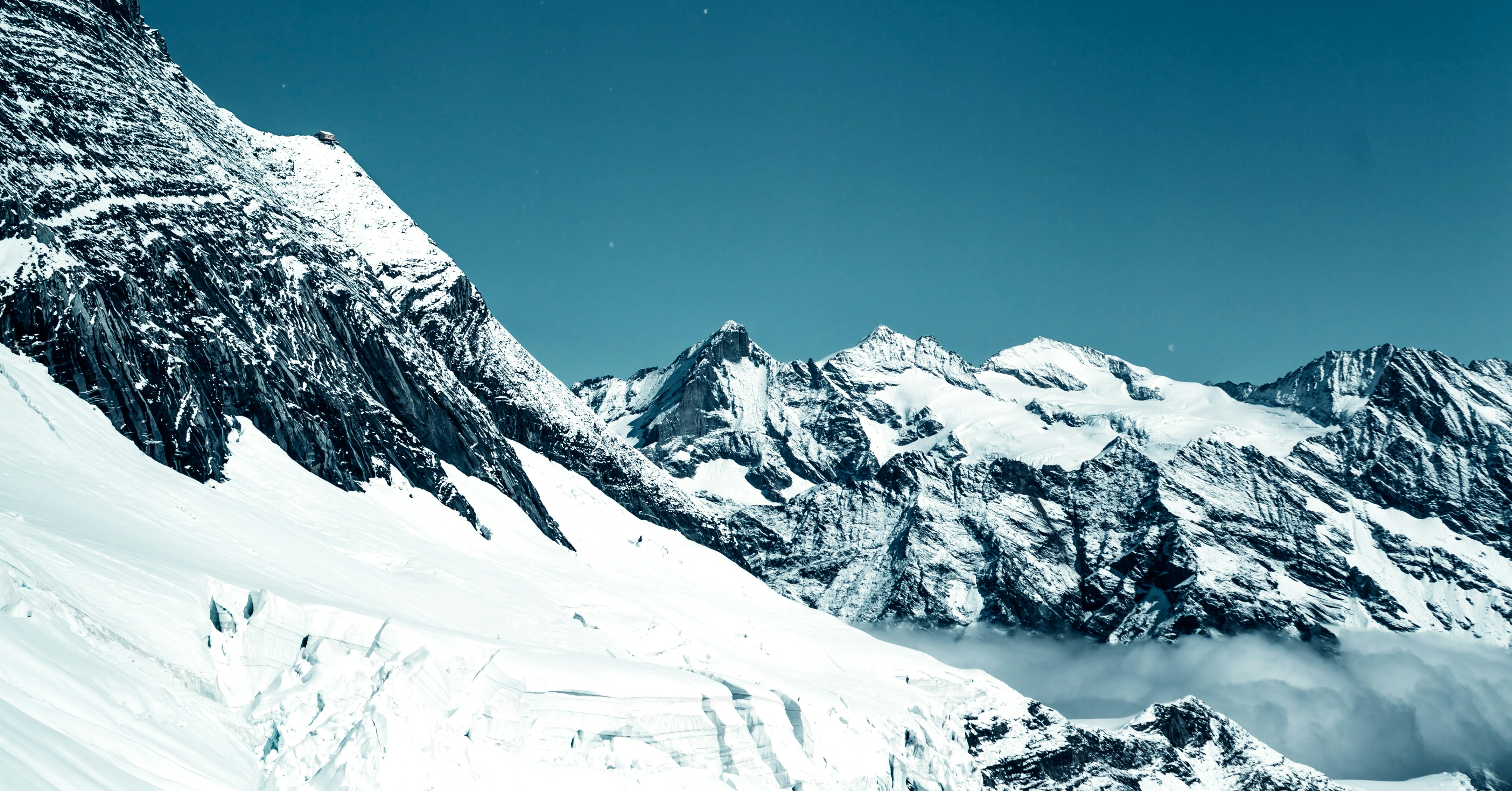 a snowy mountain range