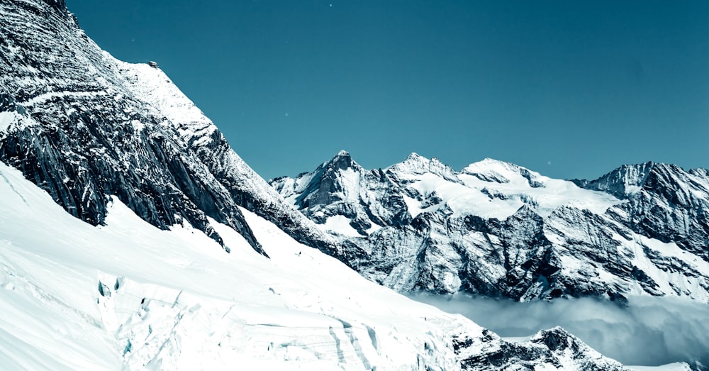 a snowy mountain range