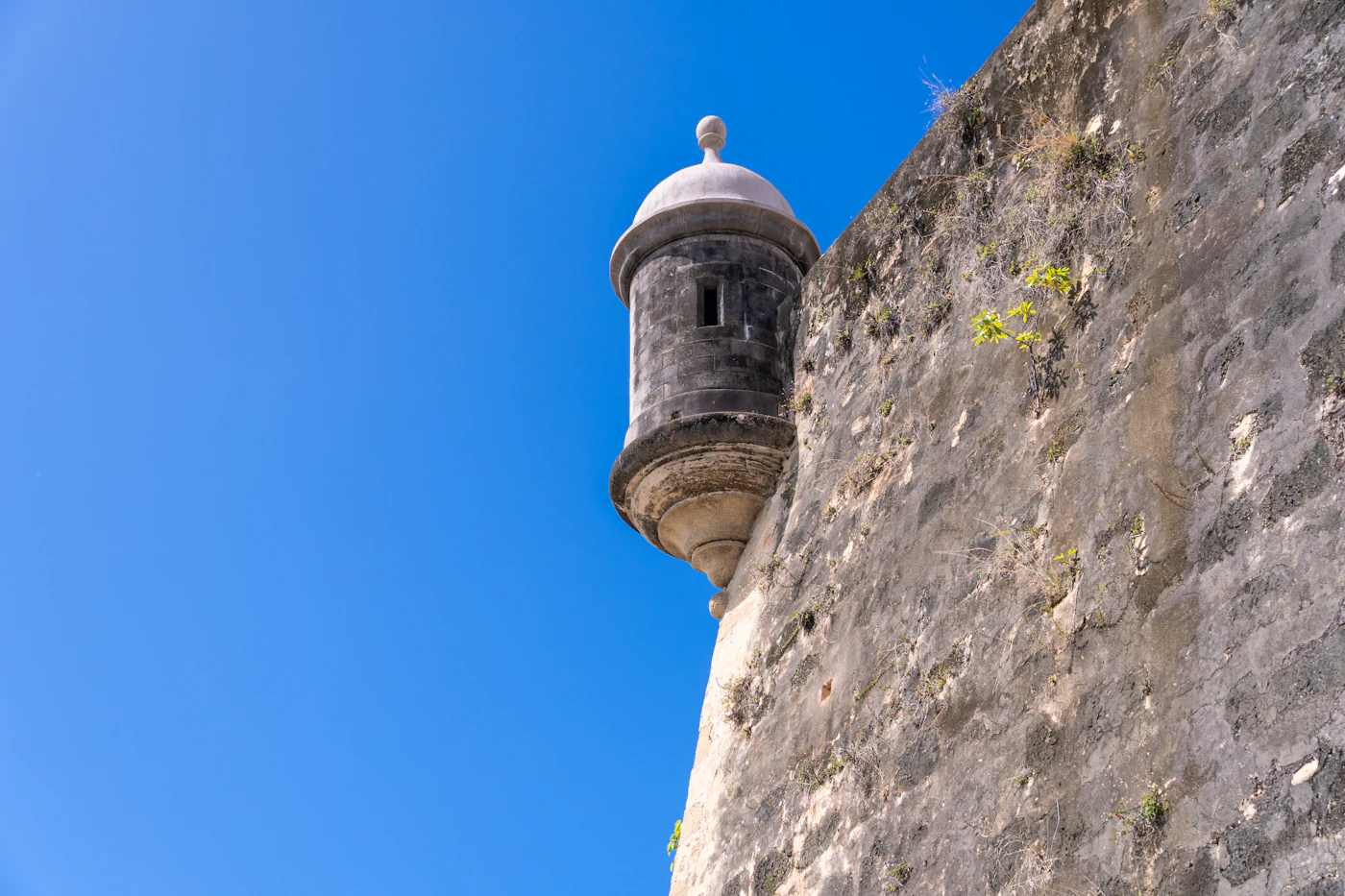 Die Festungsmauern von San Juan mit Blick auf die Altstadt von Puerto Rico