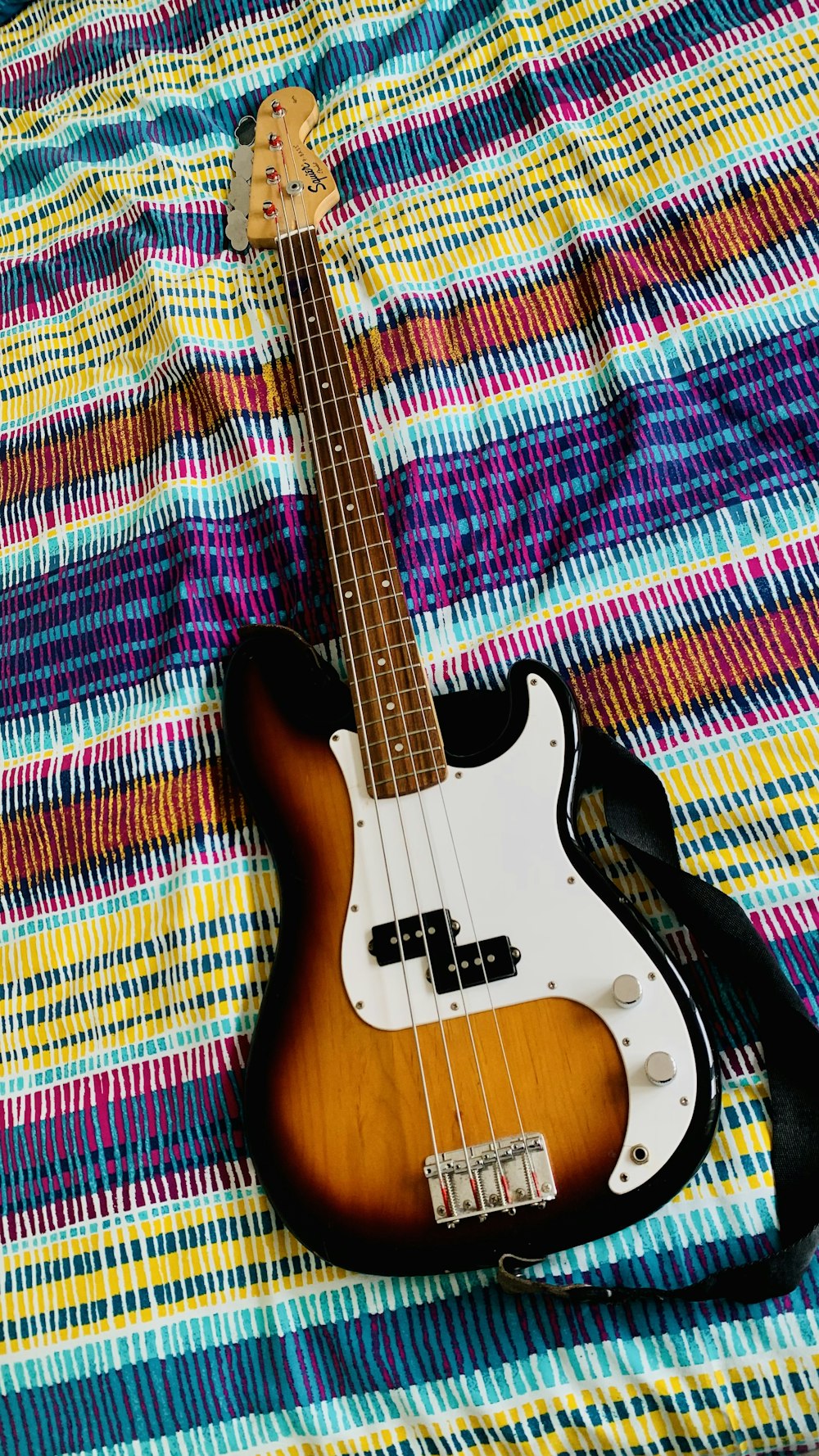 uma guitarra em um cobertor colorido