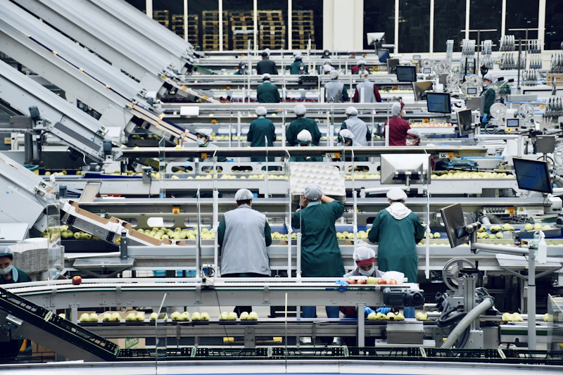 Fábrica italiana con trabajadores en línea de producción