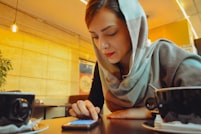 Persona consultando precios y finanzas en su movil en Espana