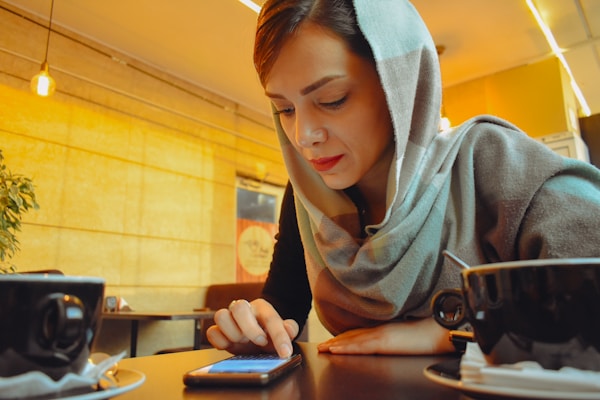 Persona revisando precios y buscando ingresos extra en su movil en Espana