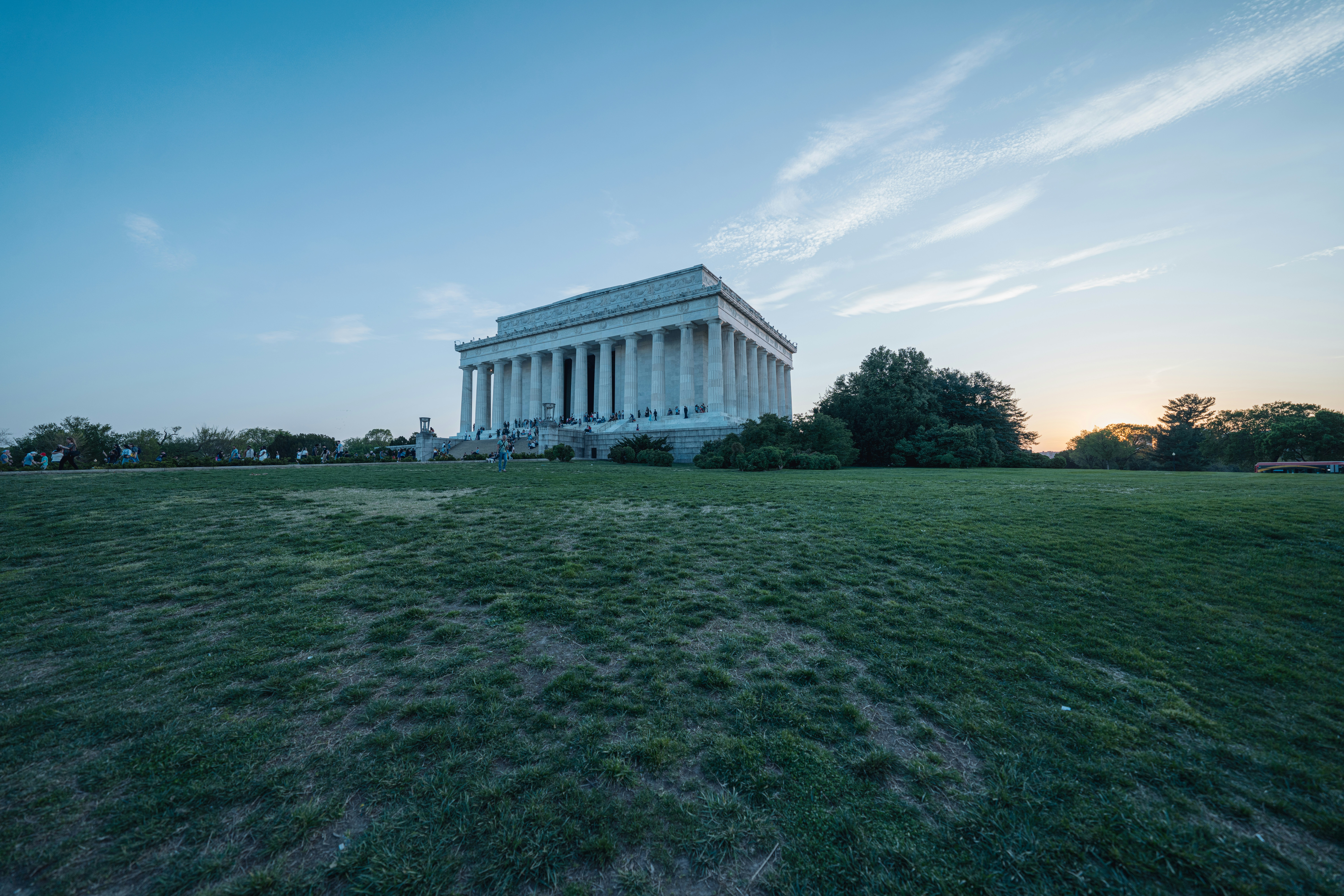 ein großes weißes Gebäude mit Säulen