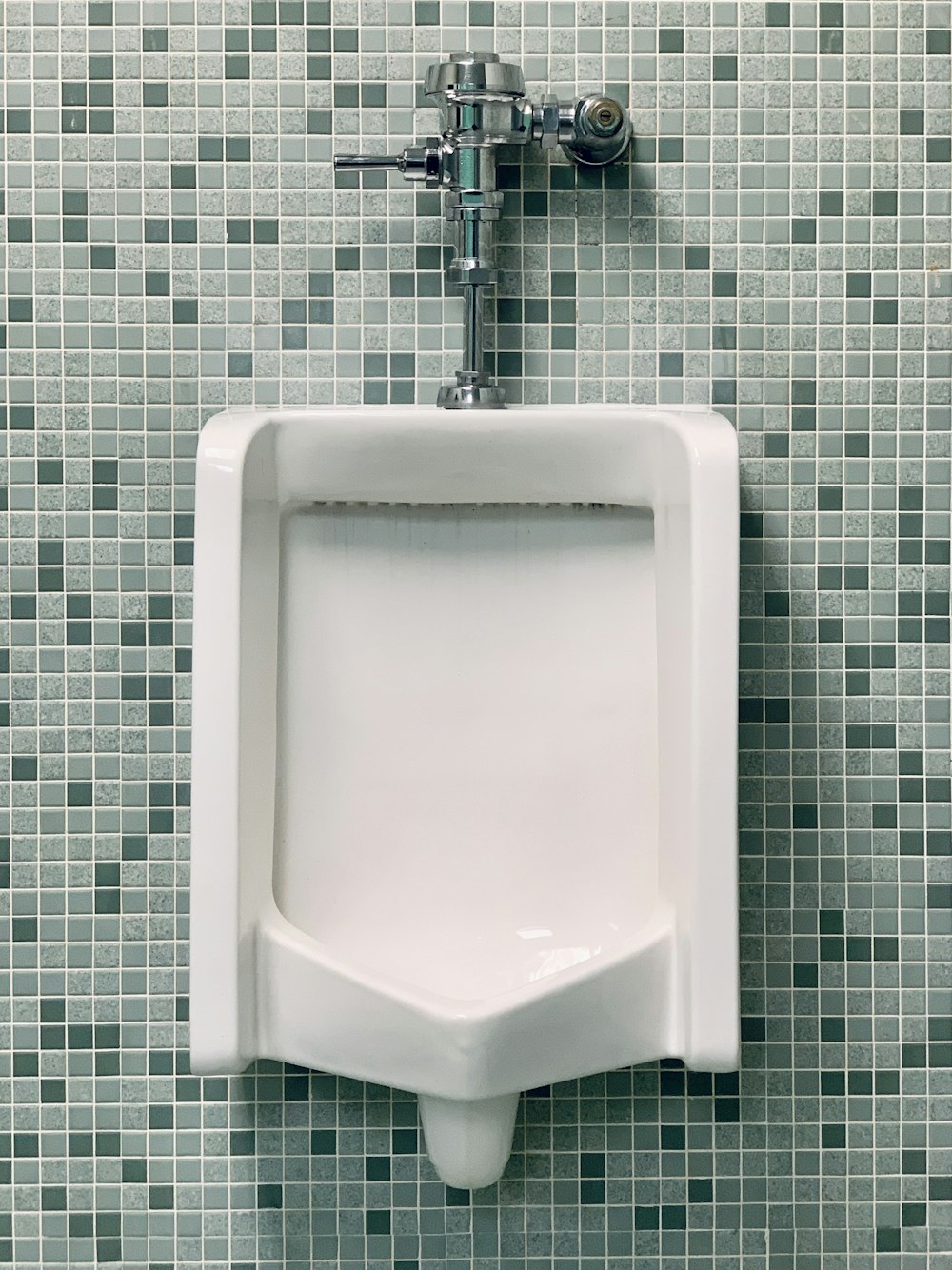 ein Urinal in einem Badezimmer