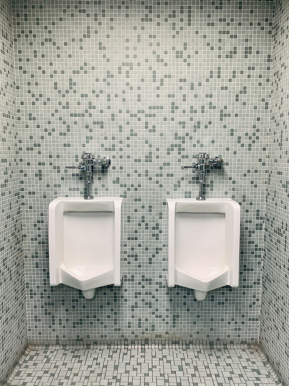 un urinoir dans une salle de bain