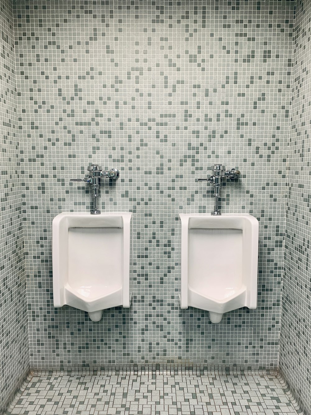 ein Urinal in einem Badezimmer