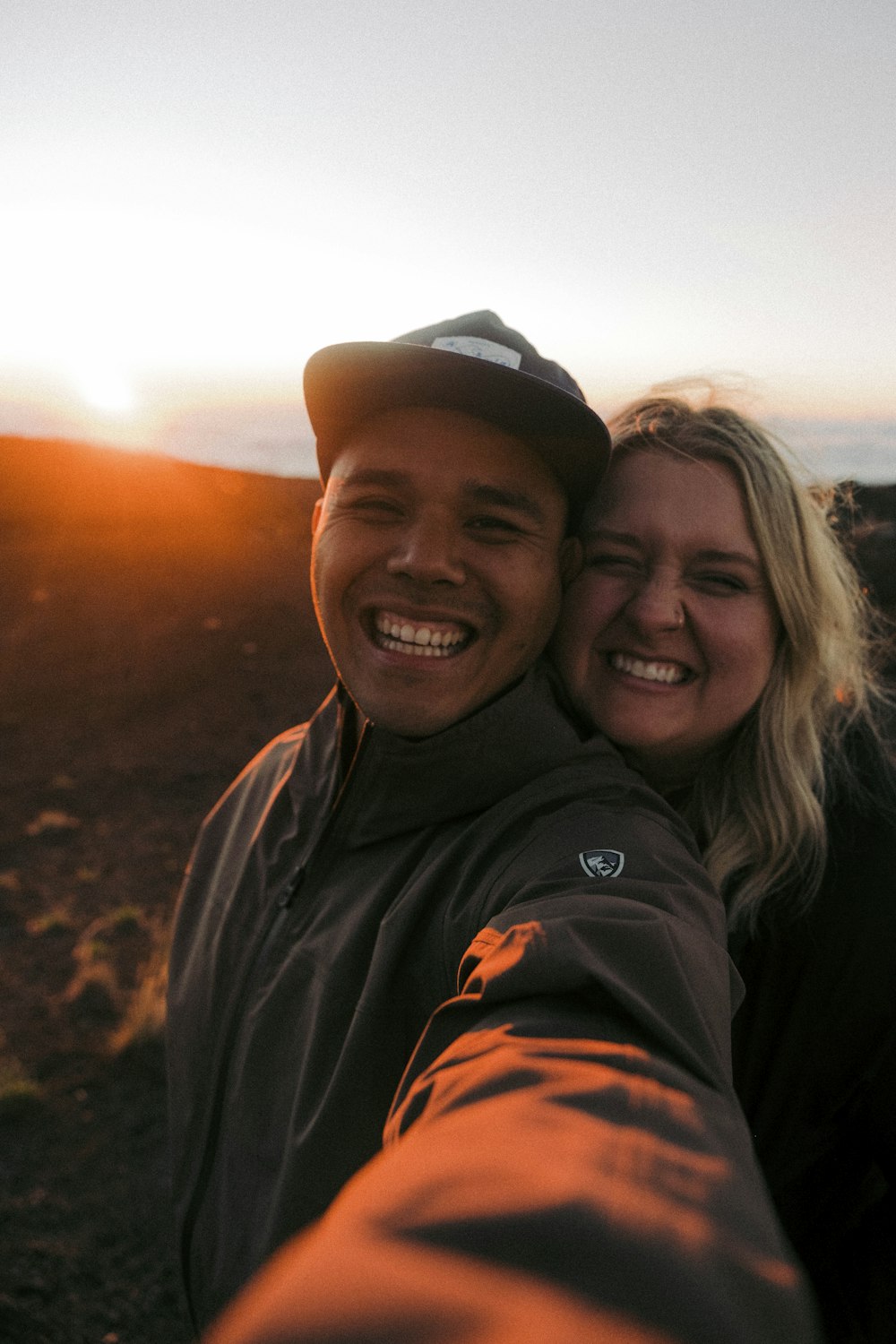 Un hombre y una mujer tomándose una selfie