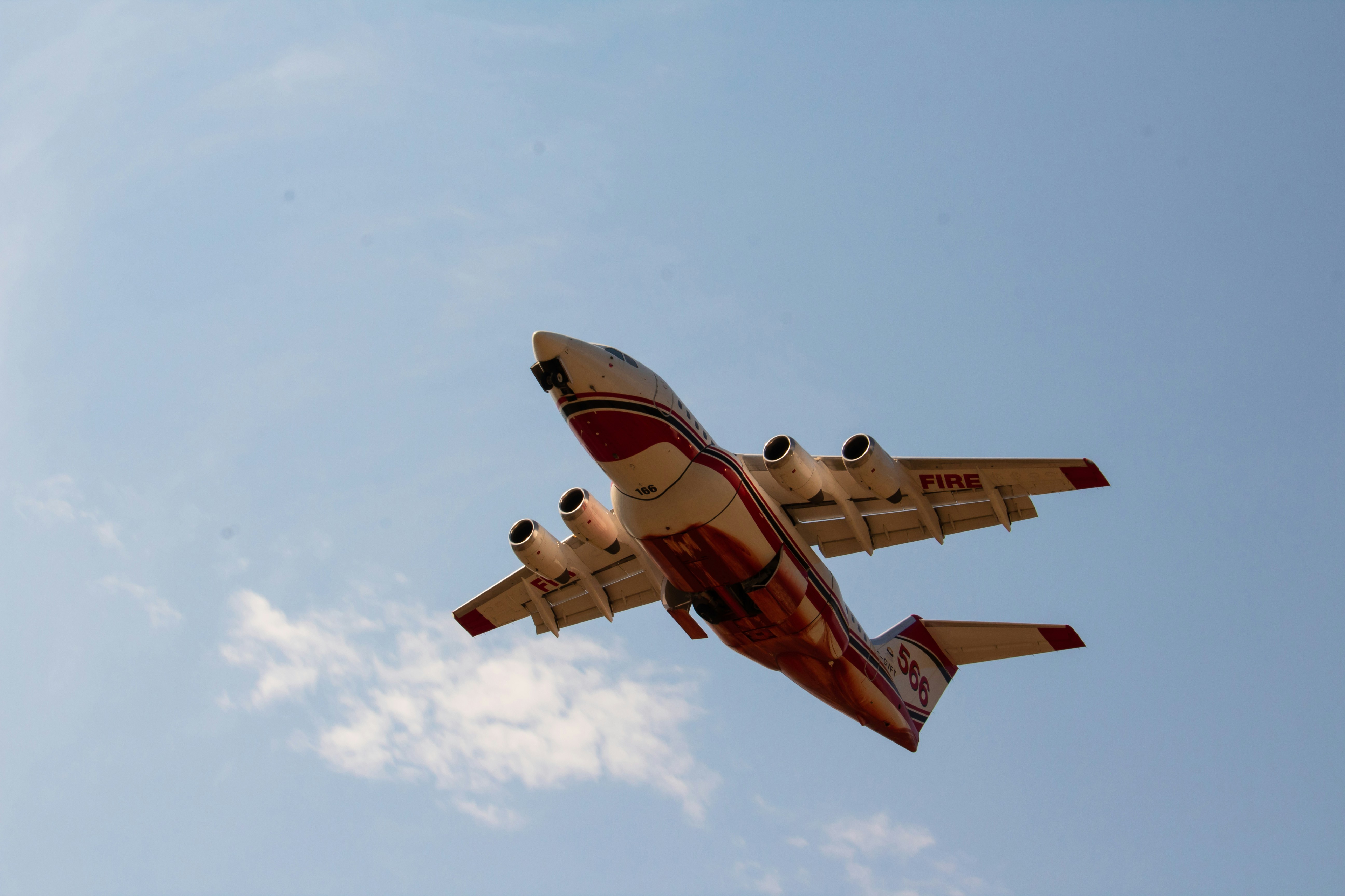 Un avión volando en el cielo