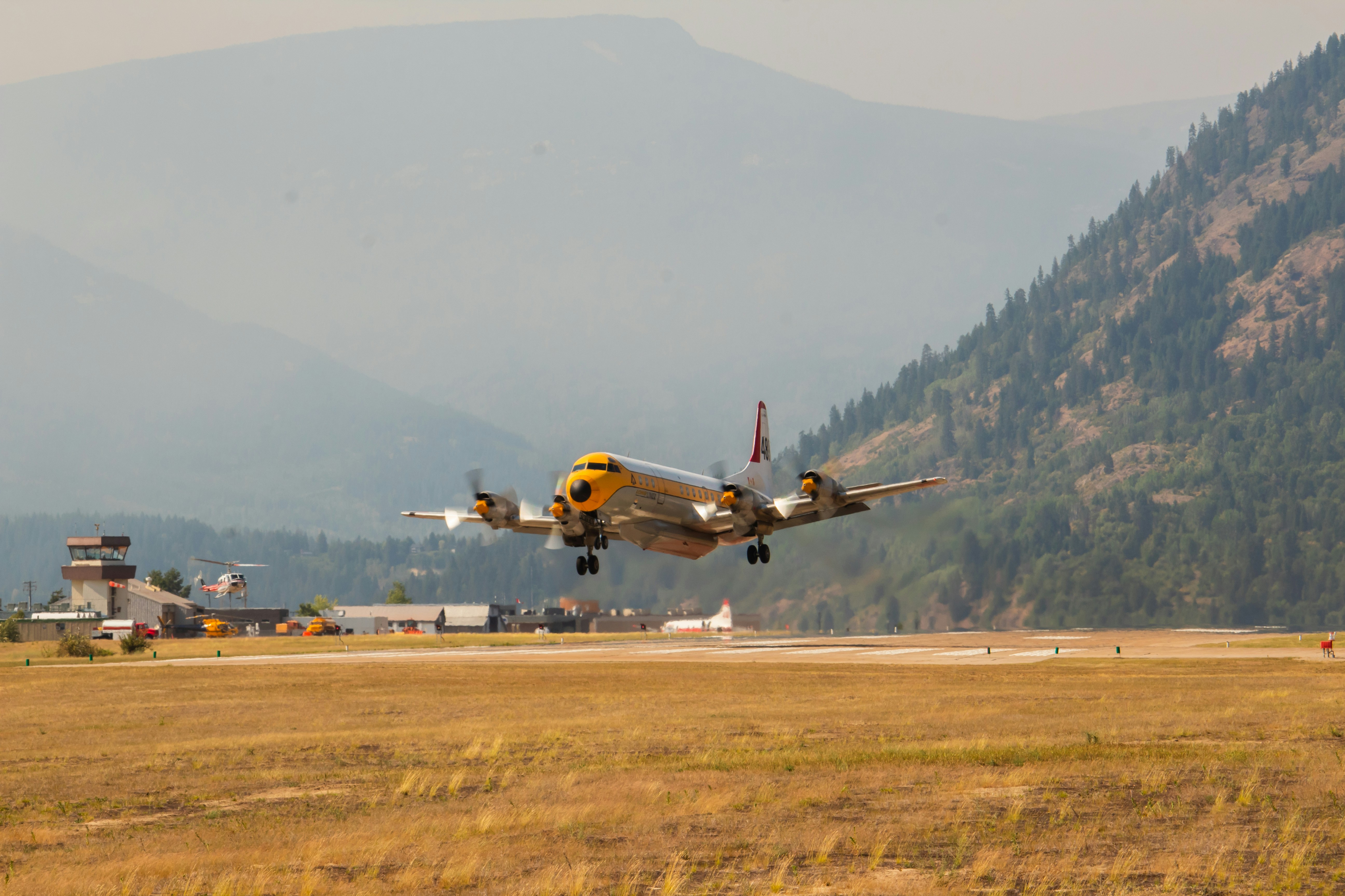 Un avión despegando
